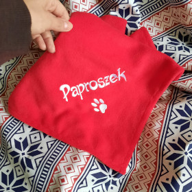 czerwony kocyk dla psa z imieniem paproszek sweetapaszka.pl